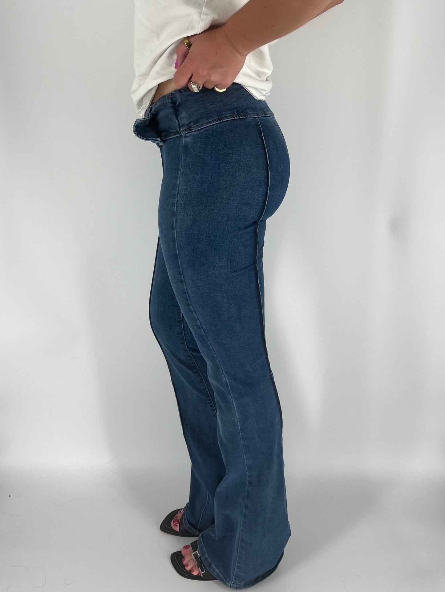 Y2K-Style Jeans With Oversized Square Belt and Flare Leg