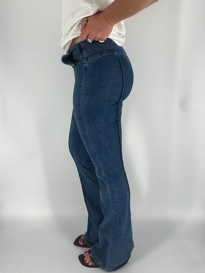 Y2K-Style Jeans With Oversized Square Belt and Flare Leg